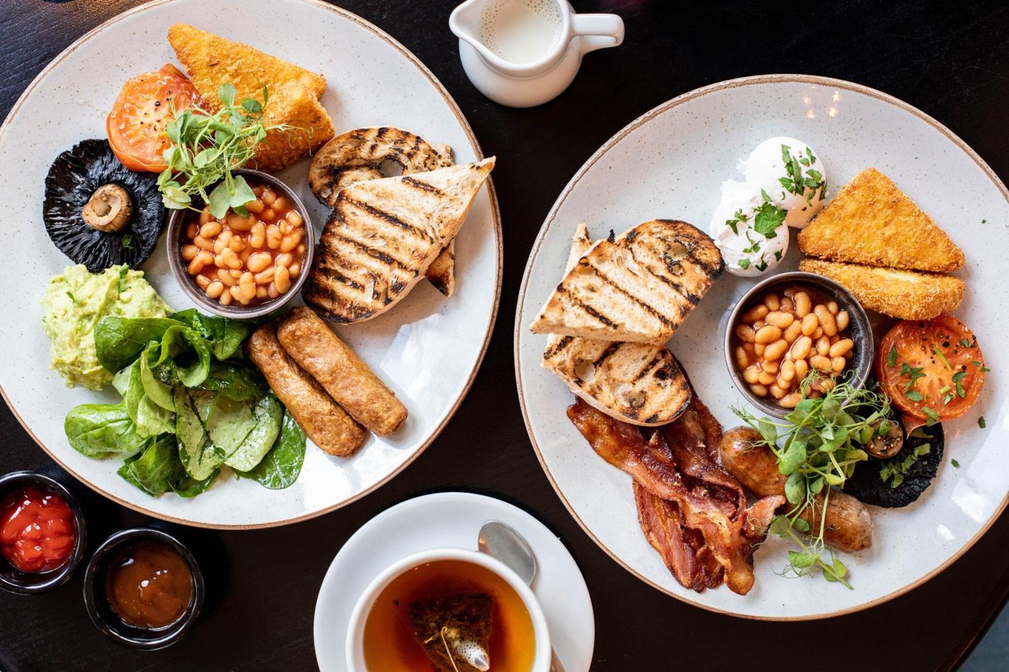 Citysuites 2 Aparthotel Manchester Exteriér fotografie The photo displays two plates of hearty breakfast items. Each plate includes:

- Grilled bread slices
- Grilled sausages
- Baked beans served in a small bowl
- Fresh salad with greens
- A slice of tomato
- A piece of grilled mushroom
- Crispy bacon s